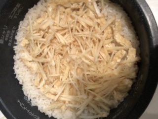 油揚げとしょうがの炊き込みご飯