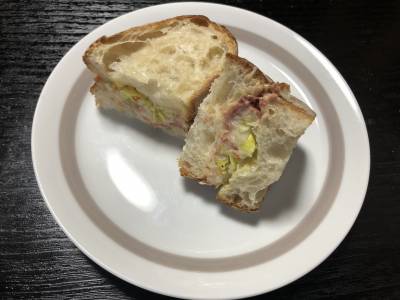 コールスローサラダとコンビーフのホットサンド