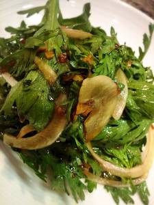 春菊と新たまねぎのガーリックサラダ