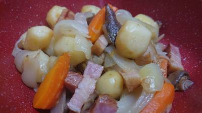 新じゃがと鶏肉の蒸し焼き