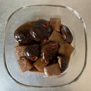 しいたけとこんにゃくのピリ辛煮