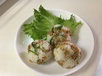 鶏そぼろのレタス巻きおにぎり