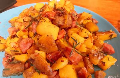 カリカリポテトとウインナーのハーブ炒め