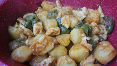 新じゃがと鶏肉のカレー蒸し煮