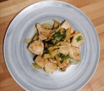 鶏肉とセロリのピリ辛炒め