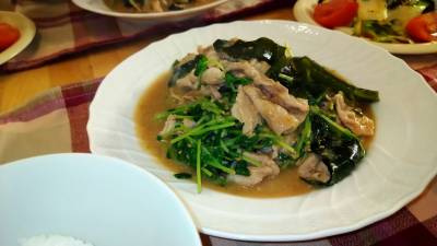 豚肉、わかめ、豆苗のごま煮