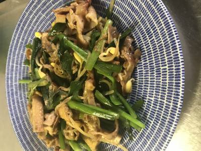 もやしと豚バラと油揚げのピリ辛炒め