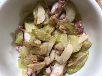 セロリとたこのピリ辛炒め