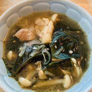 鶏もも1枚のわかめスープ