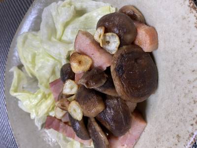 しいたけとベーコンのにんにく炒め