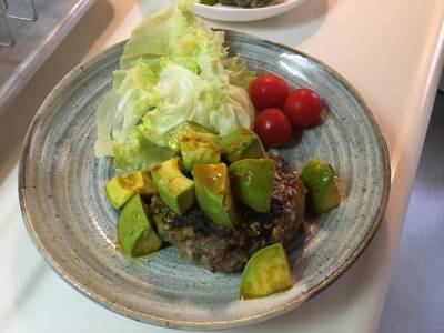 豚こま入りハンバーグ アボカドソース