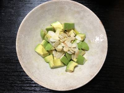 アボカドの梅肉あえ