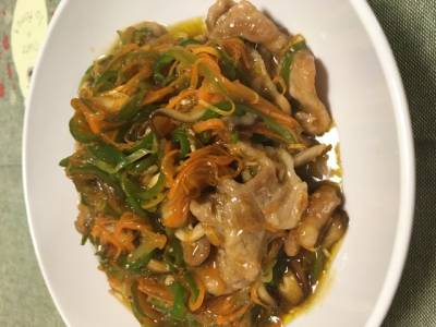 ピーマンと豚肉の黒酢炒め