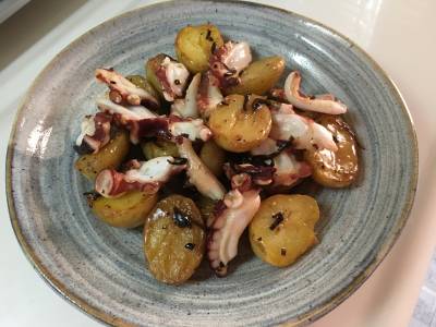 新じゃがとたこの炒め物