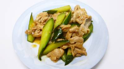 きゅうりと豚肉の甘酢炒め