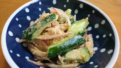 きゅうりとゆで鶏のヨーグルトサラダ