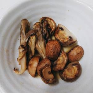 焼きキノコとレモンのわさび和え