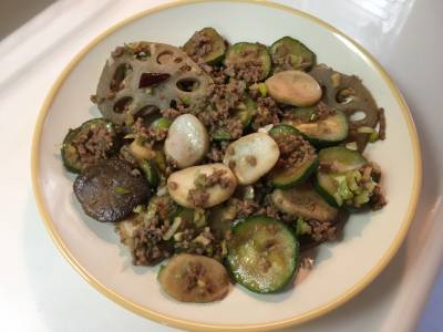 牛ひき肉とズッキーニの炒め物