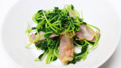 豆苗とベーコンのバターじょうゆ炒め