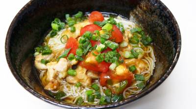 鶏ももとトマトのみそそうめん