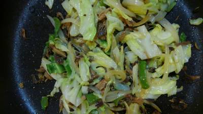 かつおフレーク、キャベツ、たまねぎのマヨ炒め