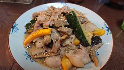 牛肉のごま風味炒め