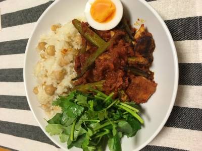 オクラと鶏のトマト煮ひよこ豆ご飯