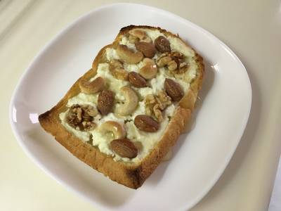 ミルクチーズのハニーナッツトースト