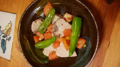 かつおとししとうのトマト黒酢びたし