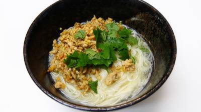 ピリ辛鶏そぼろの汁ビーフン