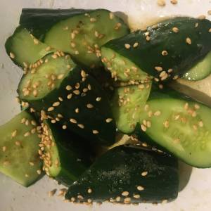 たたききゅうりのごま塩あえ