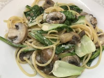 マッシュルームと青菜のクリームパスタ