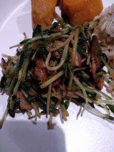 豆苗とベーコンのバターじょうゆ炒め