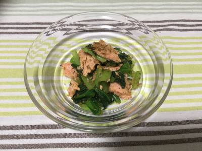 小松菜と塩ざけのごまあえ