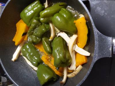 丸ごとピーマンのピリ辛蒸し