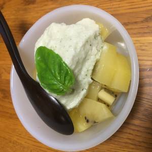 はちみつとハーブのヨーグルトアイス