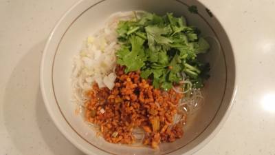 ピリ辛鶏そぼろの汁ビーフン