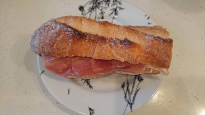 生ハムとチーズのフランスパンサンド