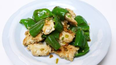 鶏ひき肉とピーマンの塩炒め