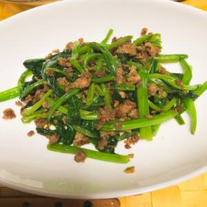 ほうれんそうと豚ひき肉の炒め物