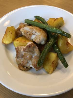 カリカリじゃがいもと鶏のソテー