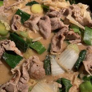 白菜と豚バラ肉のにんにくみそ鍋