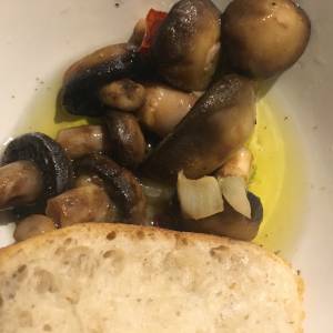 砂肝とマッシュルームのアヒージョ