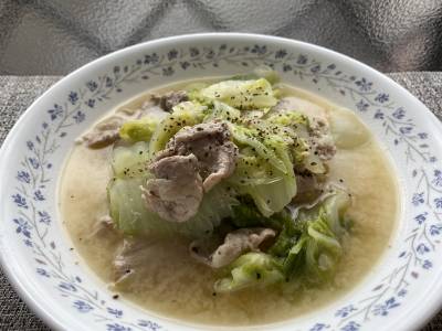 豚バラ肉と白菜のみそバタースープ
