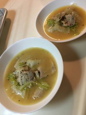 豚バラ肉と白菜のみそバタースープ