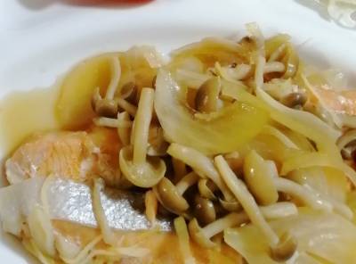 さけとたまねぎ、しめじのポン酢蒸し