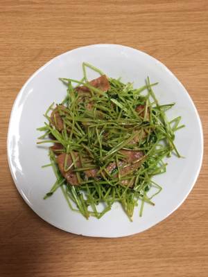 豆苗とベーコンのバターじょうゆ炒め