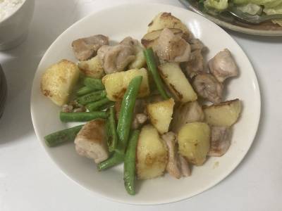 カリカリじゃがいもと鶏のソテー