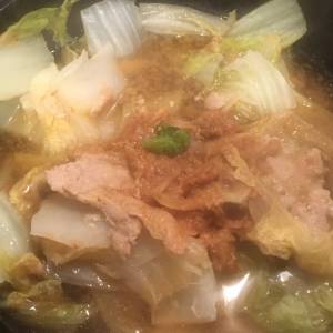 白菜と豚バラ肉のにんにくみそ鍋