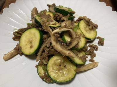牛ひき肉とズッキーニの炒め物